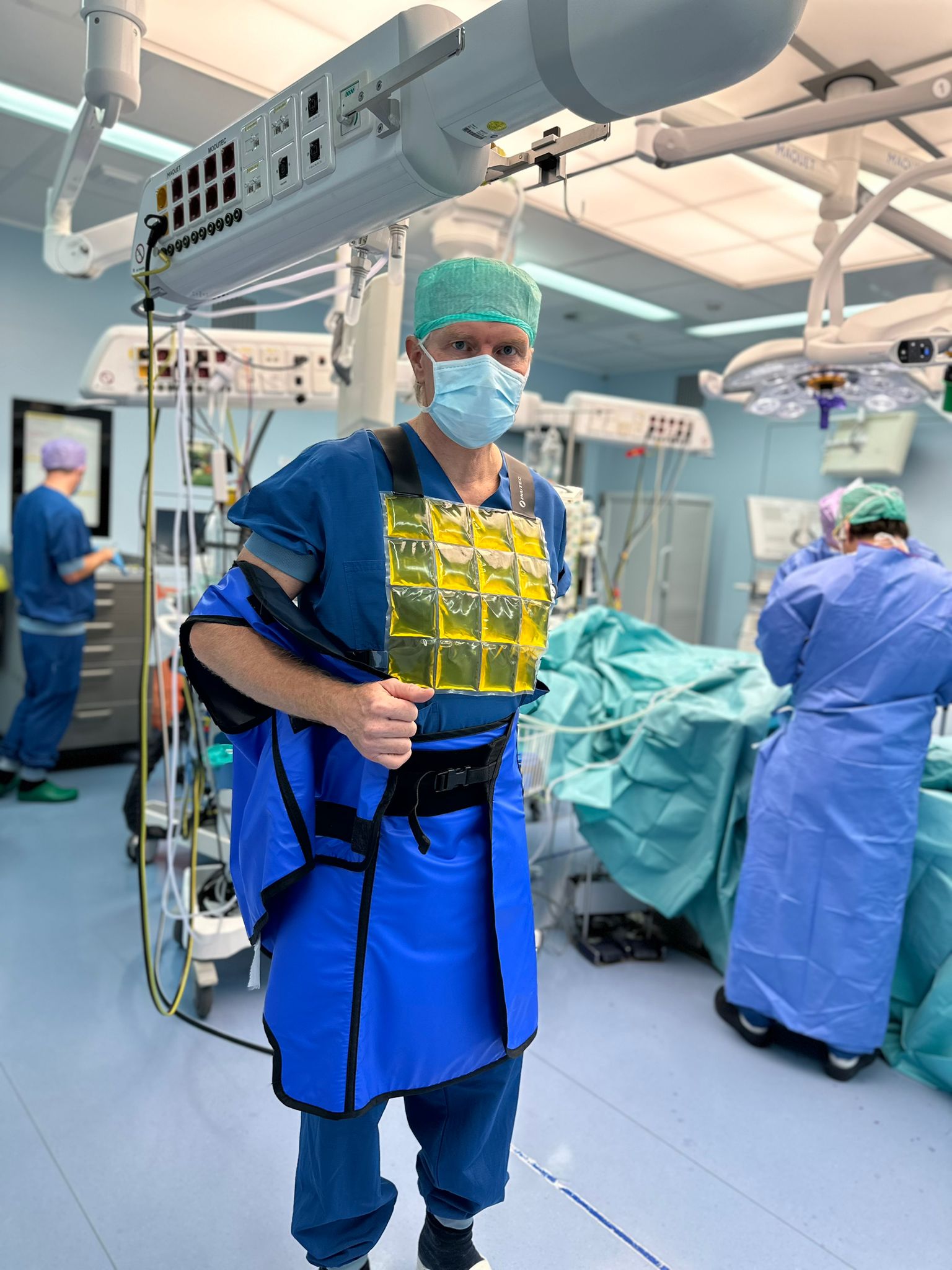 Medisch persoon laat zien hoe koelvest aangetrokken moet worden