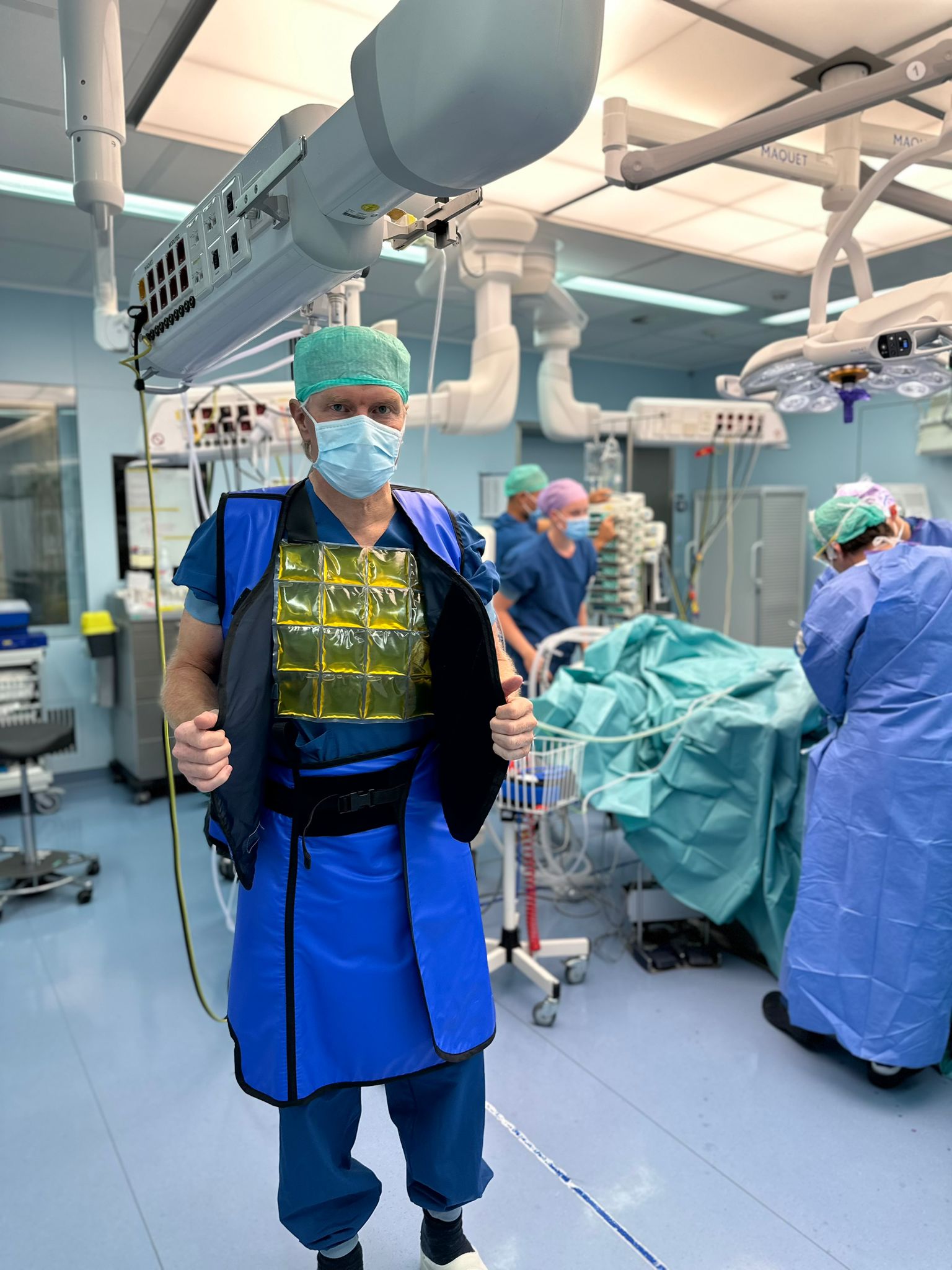 Man laat zien hoe je inuteq koelvest onder loodschort draagt