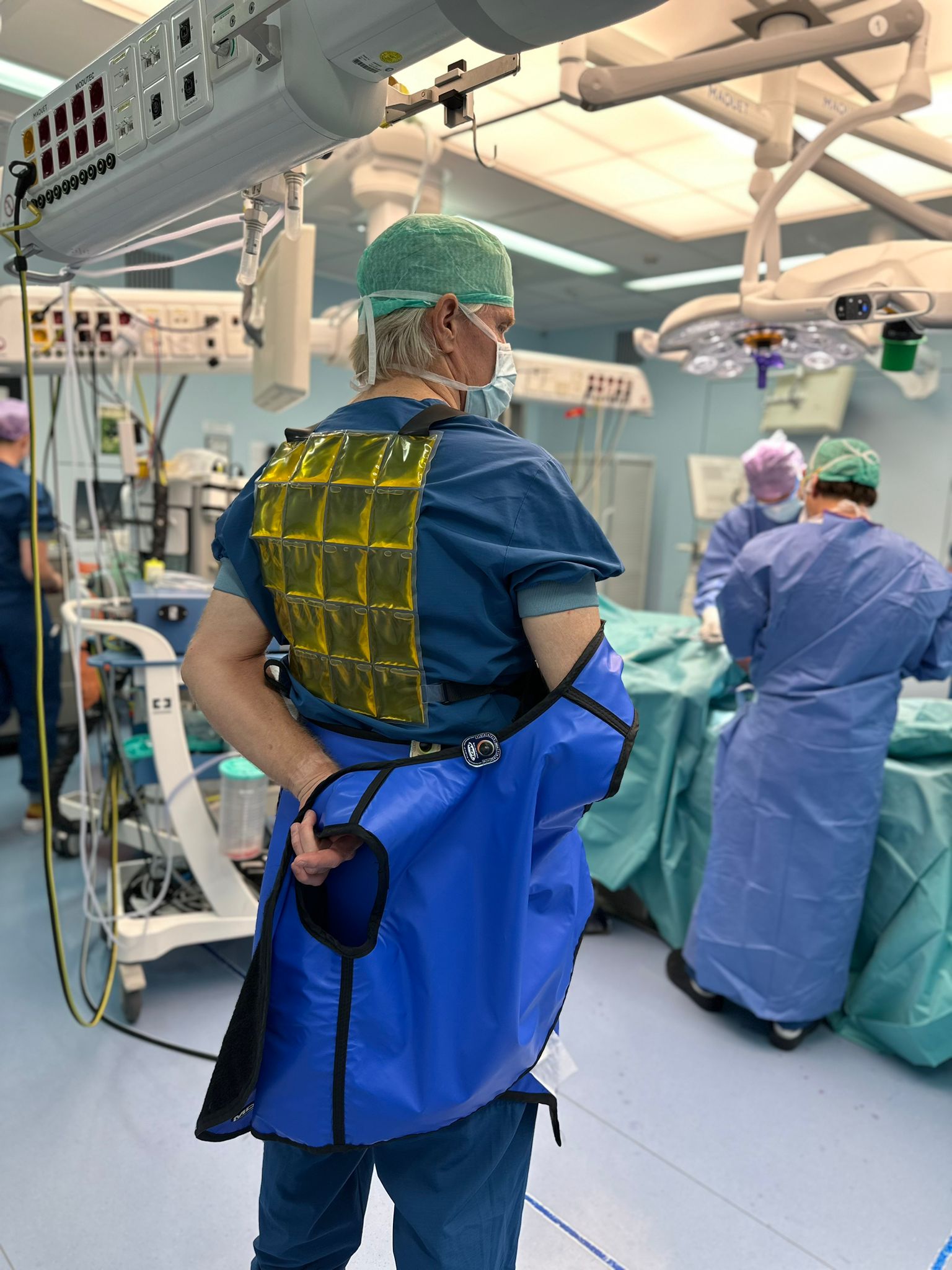 Operatie assistent laat zien hoe de achterkant van koelvest Inuteq eruit ziet